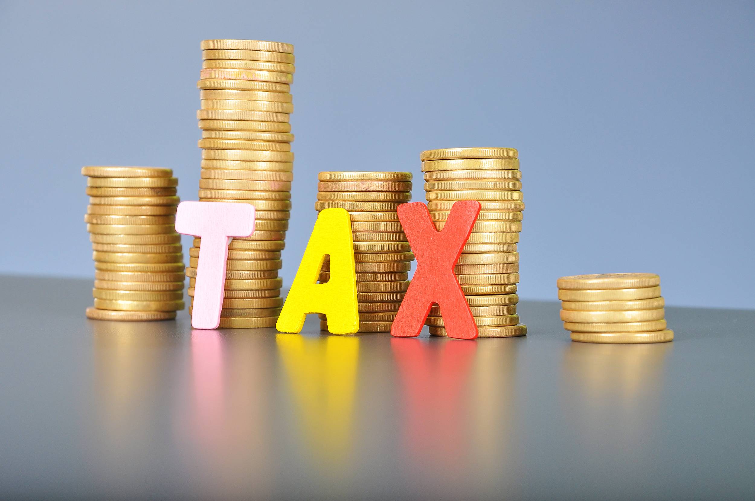 How do enterprises in manufacturing, scientific and technological services and other industries enjoy the VAT tax credit refund policy?